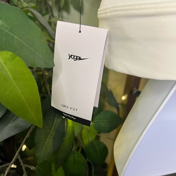 NIKE YOGA Women’s Sports Bra NWT Size 1X- not padded - Picture 5 of 6